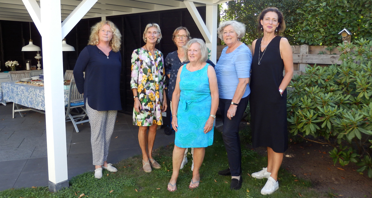 Het bestuur in 2021: v.l.n.r. voorzitter Dorien van Londen, communicatie adviseur Sophie Voskens, muzikaal adviseur Karien Guinée, concertorganisatie Lucy Bleumer-van der Klein, secretaris Welmoet Kok, penningmeester Klaartje Snieders.