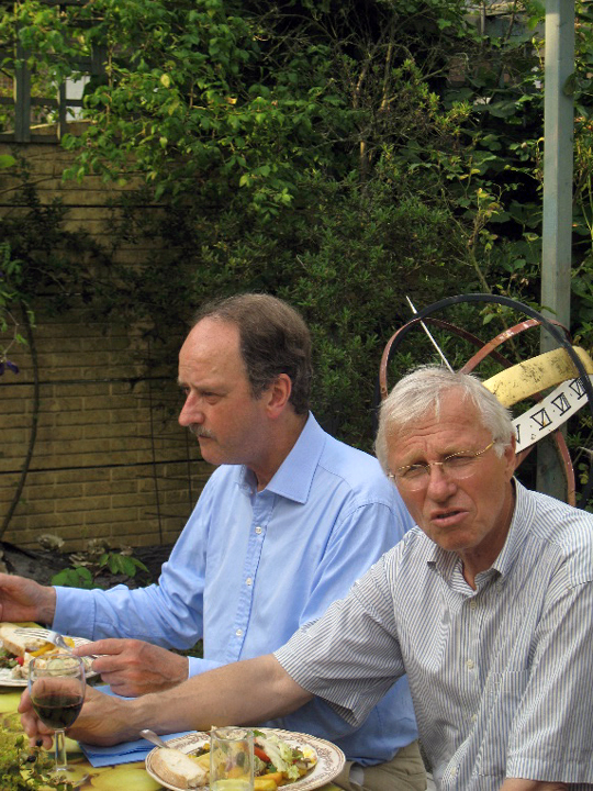 ... en Roland Muller (links) in de tuin van Evelyne Swemle